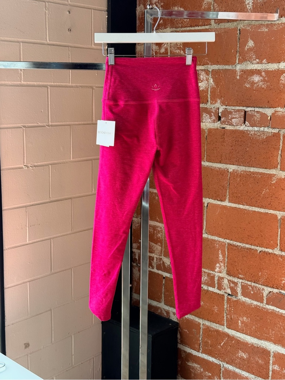 Beyond Yoga Sangria Fuchsia Pink Leggings - Picture 4 of 5